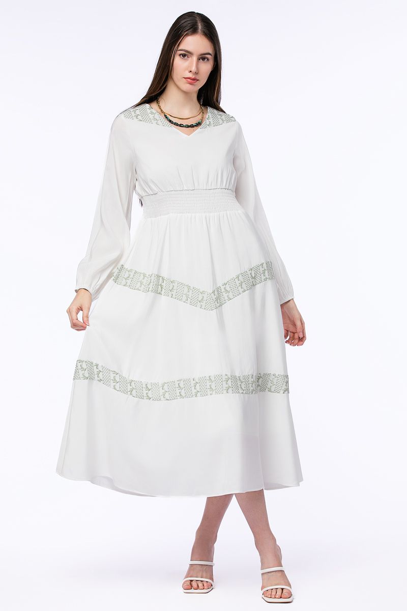 فستان بتفاصيل تطريز