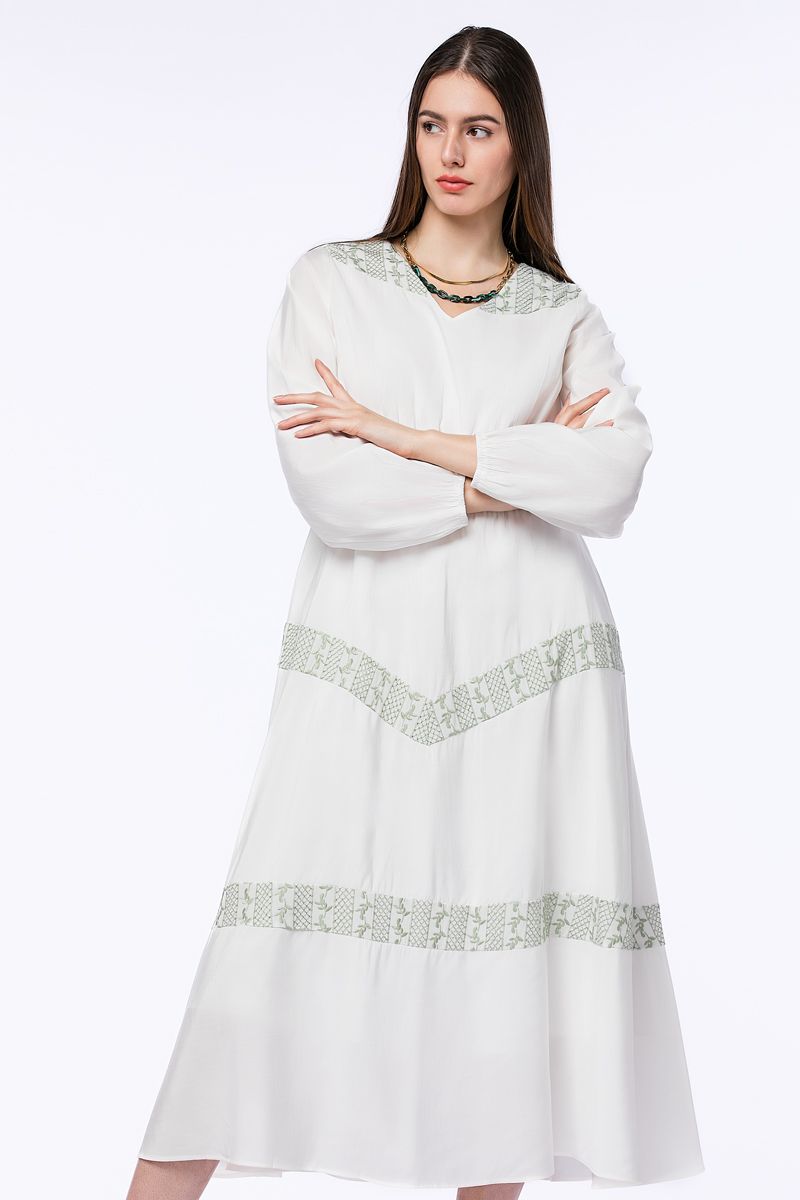 فستان بتفاصيل تطريز