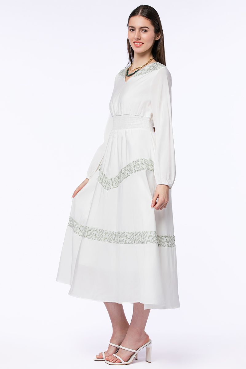 فستان بتفاصيل تطريز