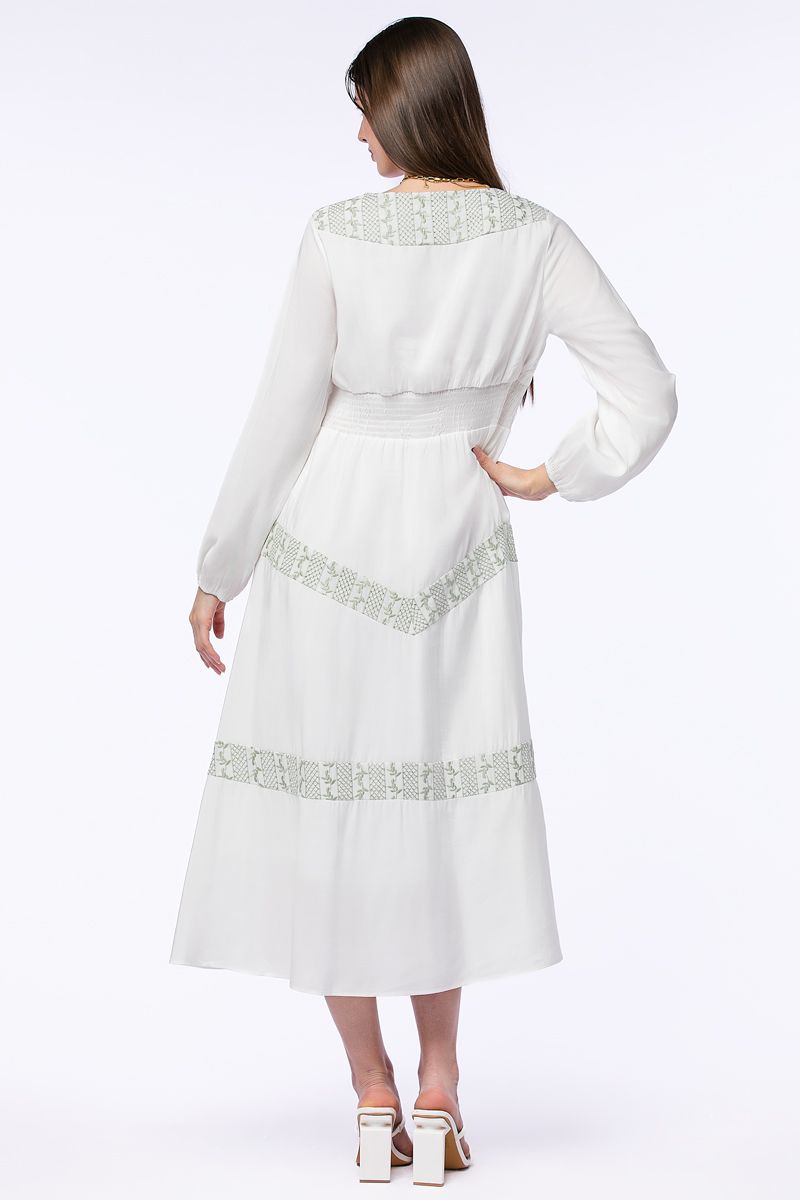 فستان بتفاصيل تطريز