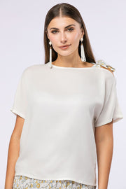 بلوزة برباط على الكتف