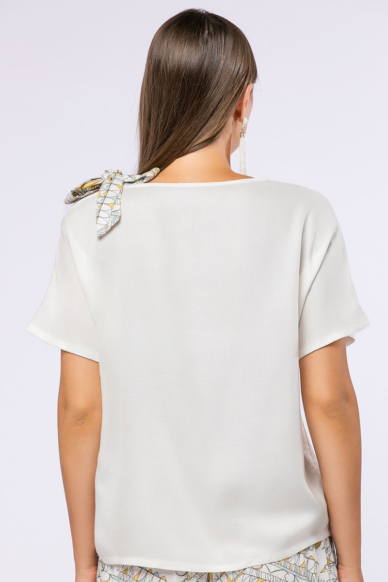 بلوزة برباط على الكتف