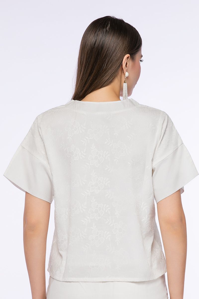 بلوزة مطرزة