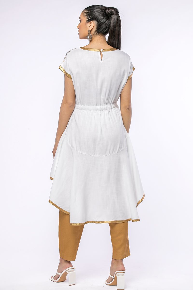 بلوزة غير متماثلة الطول