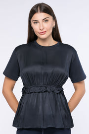 بلوزة مكشكشة بزمة على الخصر