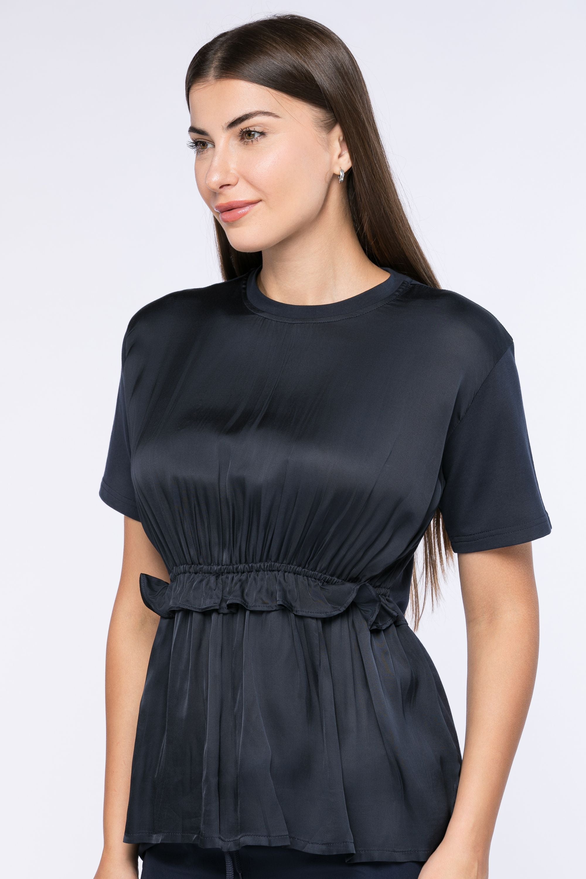 بلوزة مكشكشة بزمة على الخصر