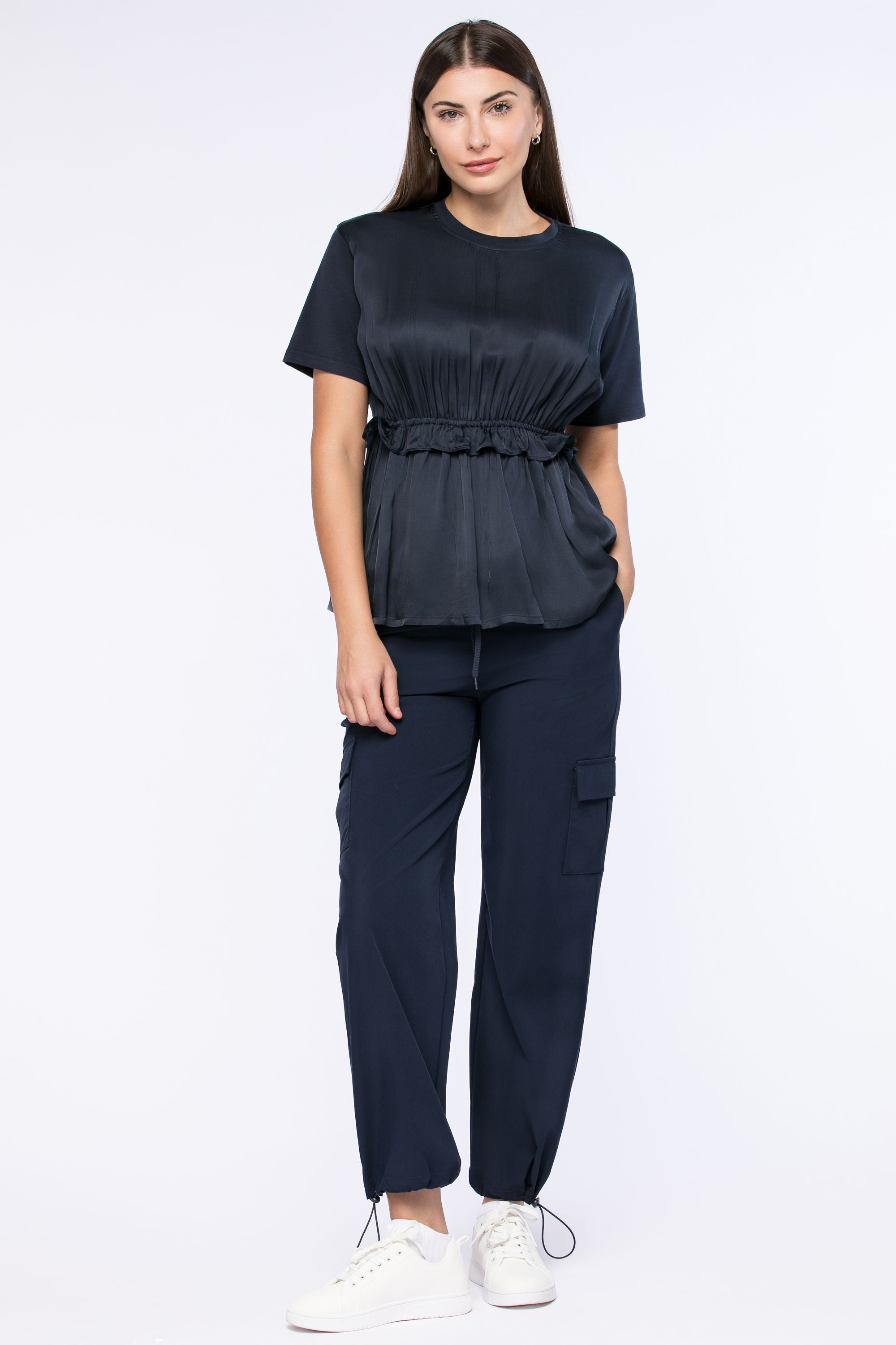 بلوزة مكشكشة بزمة على الخصر