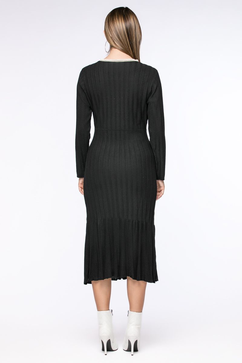 فستان محبوك بتقليم مضلع