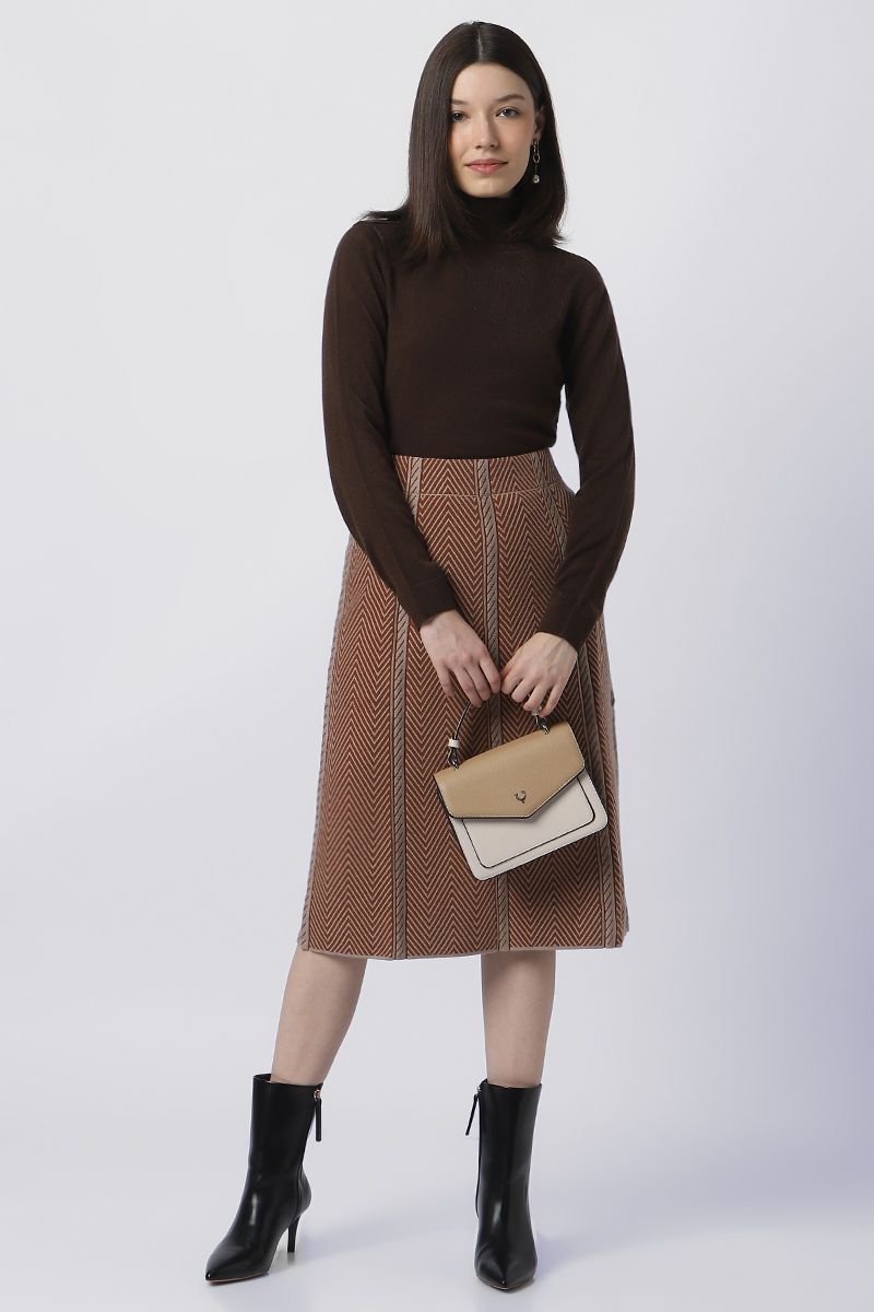 contrats colored skirt