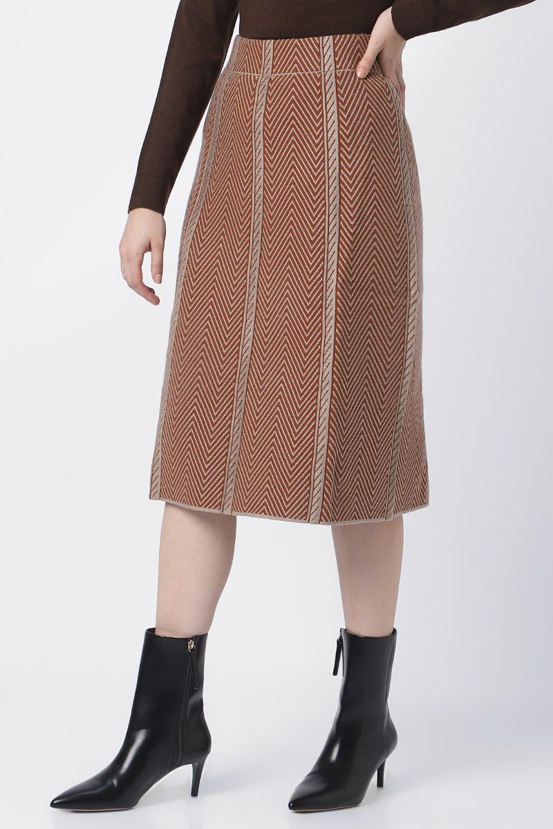 contrats colored skirt