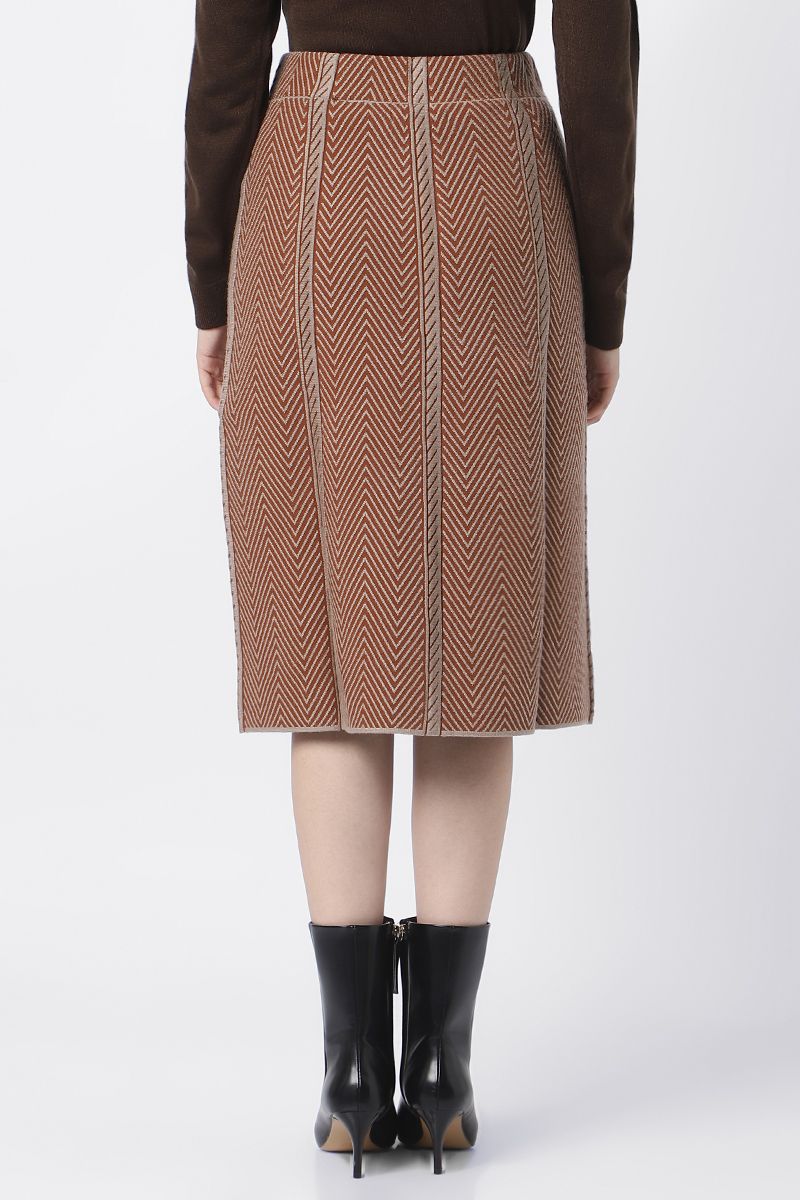 contrats colored skirt