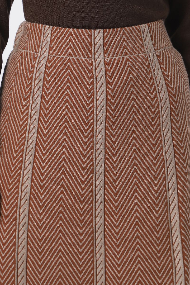 contrats colored skirt