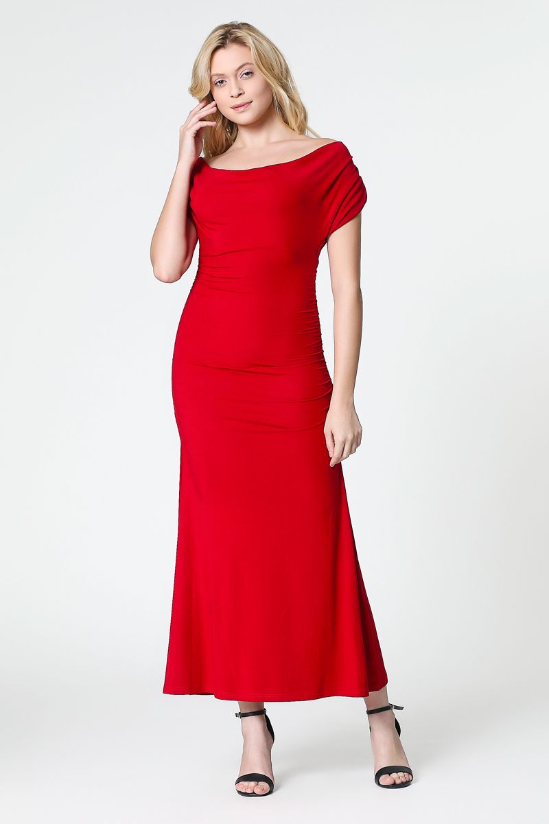 فستان ماكسي بأكتاف مكشوفة