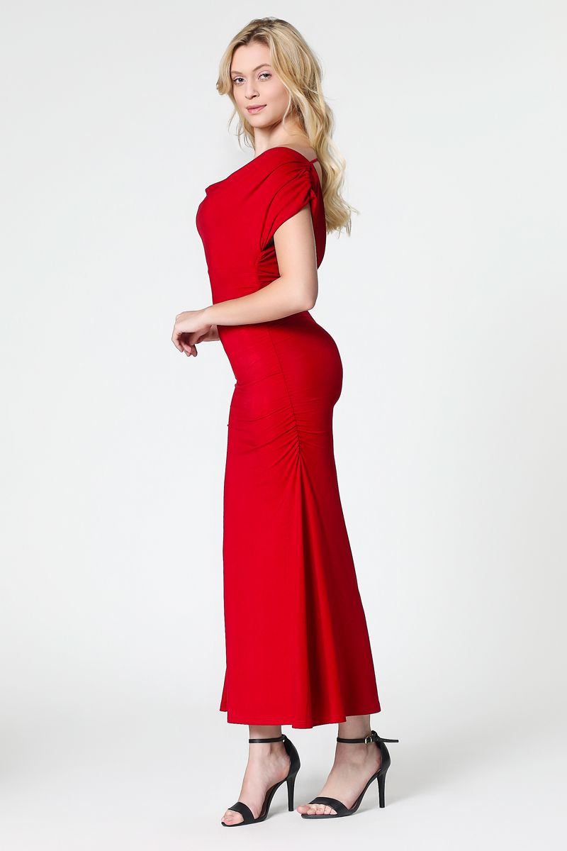 فستان ماكسي بأكتاف مكشوفة