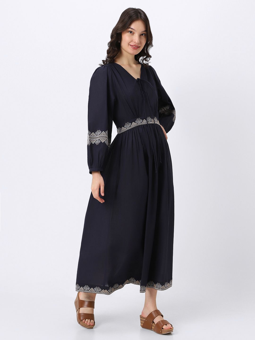 فستان نسائي بتطريز