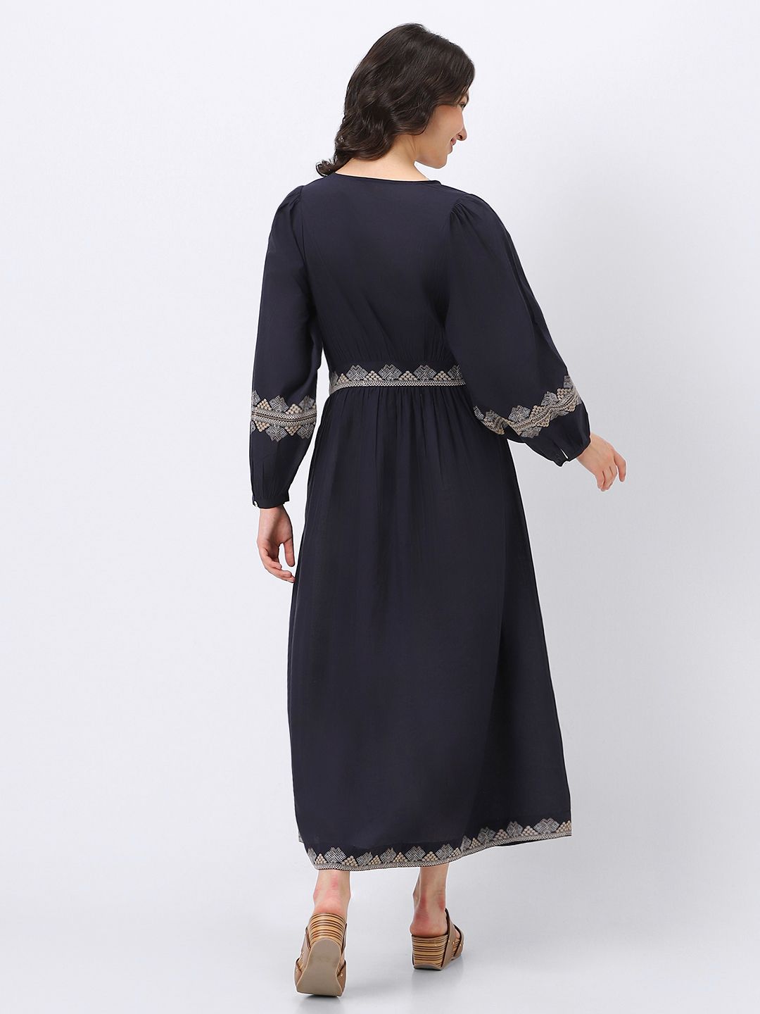 فستان نسائي بتطريز