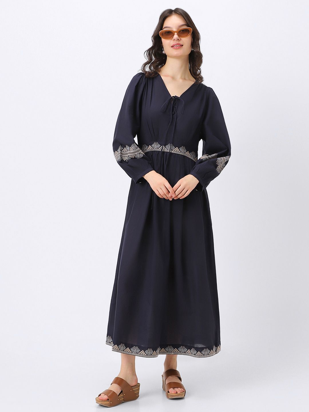 فستان نسائي بتطريز