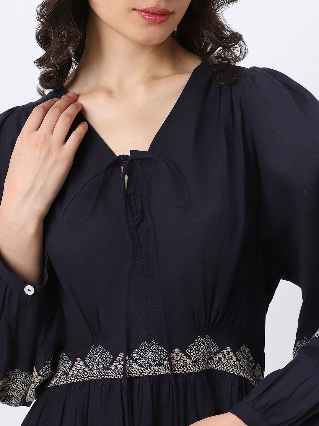 فستان نسائي بتطريز