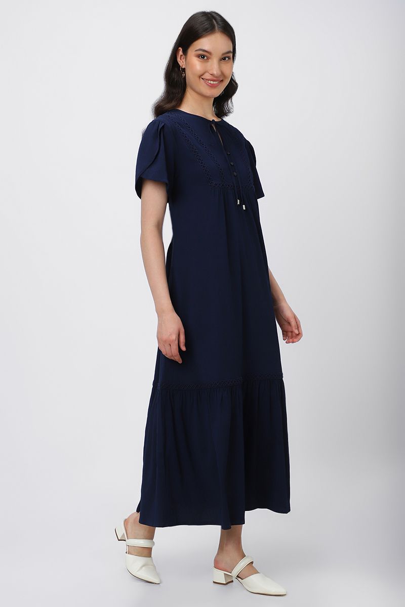 فستان نسائي بتطريز