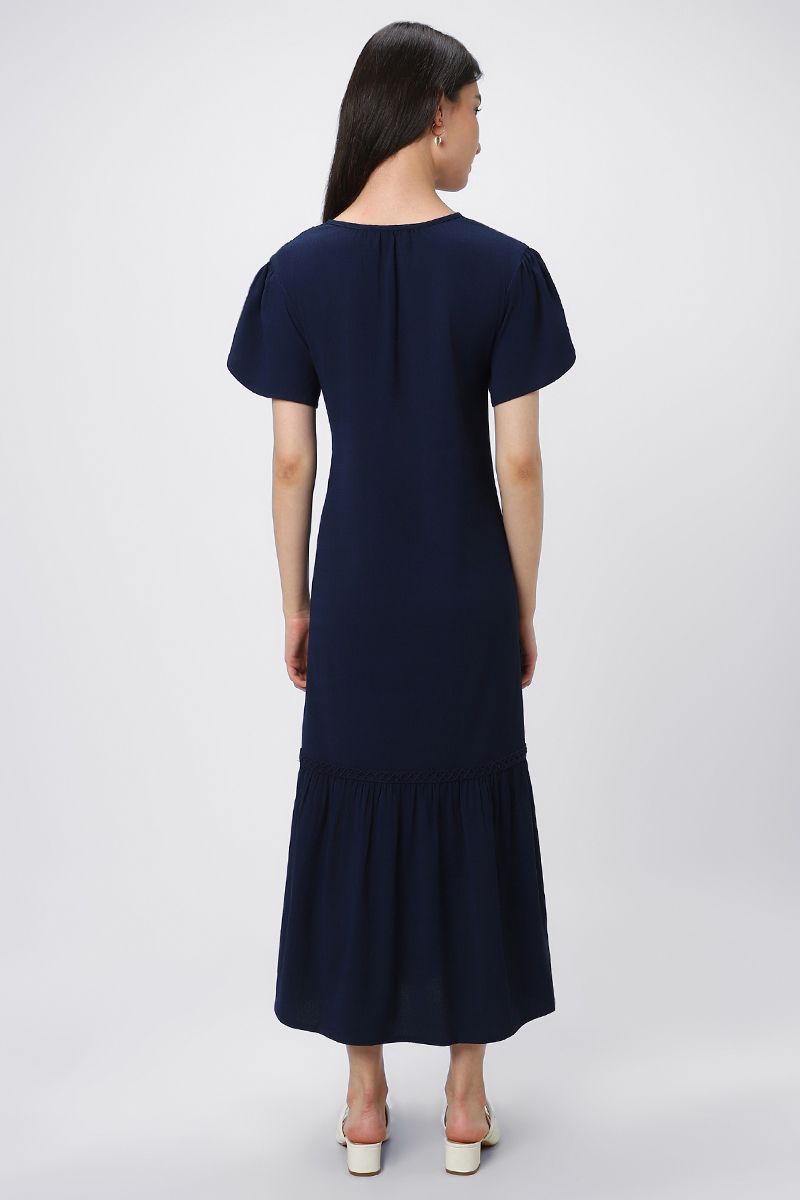 فستان نسائي بتطريز