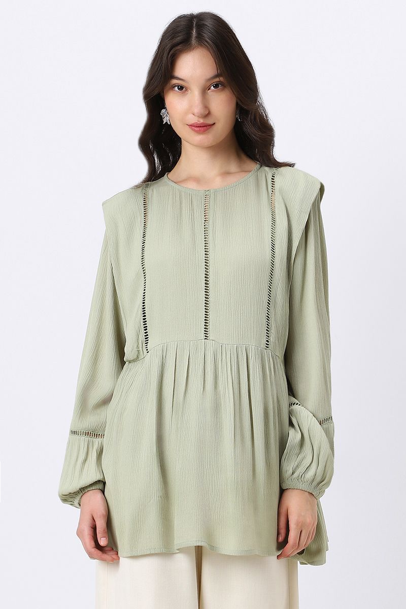 بلوزة نسائية بفتحات مخرمة