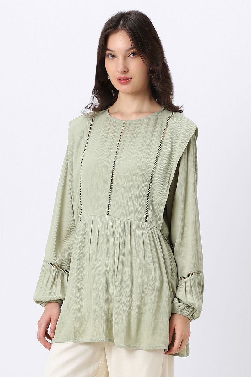 بلوزة نسائية بفتحات مخرمة