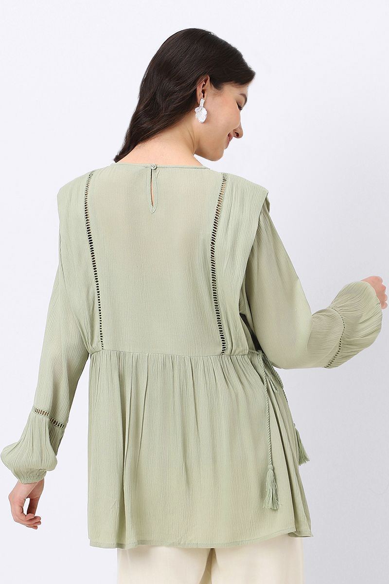 بلوزة نسائية بفتحات مخرمة