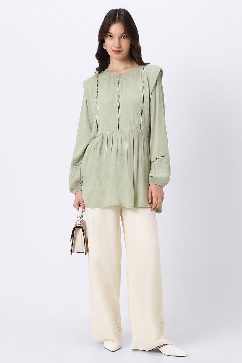 بلوزة نسائية بفتحات مخرمة