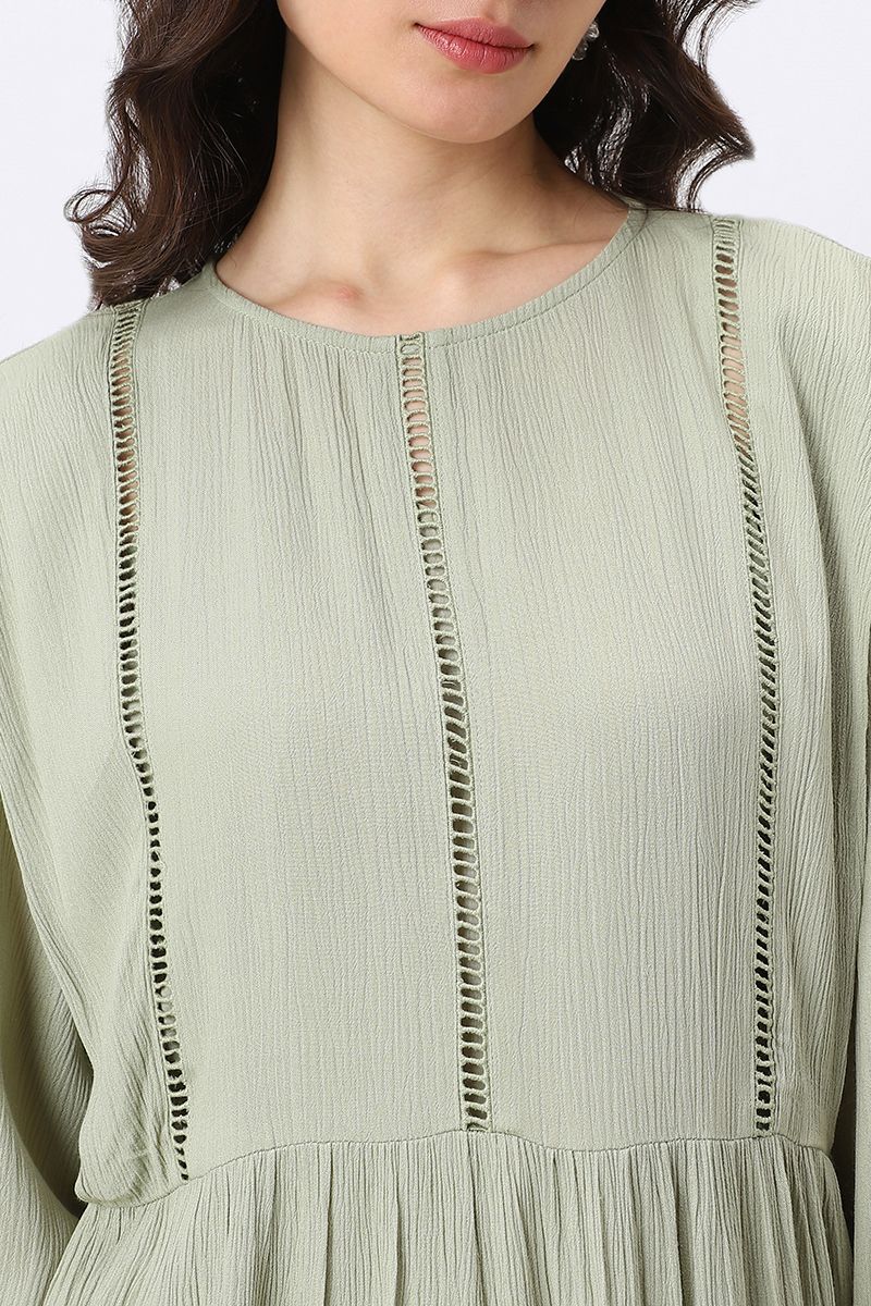 بلوزة نسائية بفتحات مخرمة