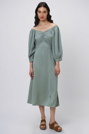 فستان نسائي بأكتاف مكشوفة