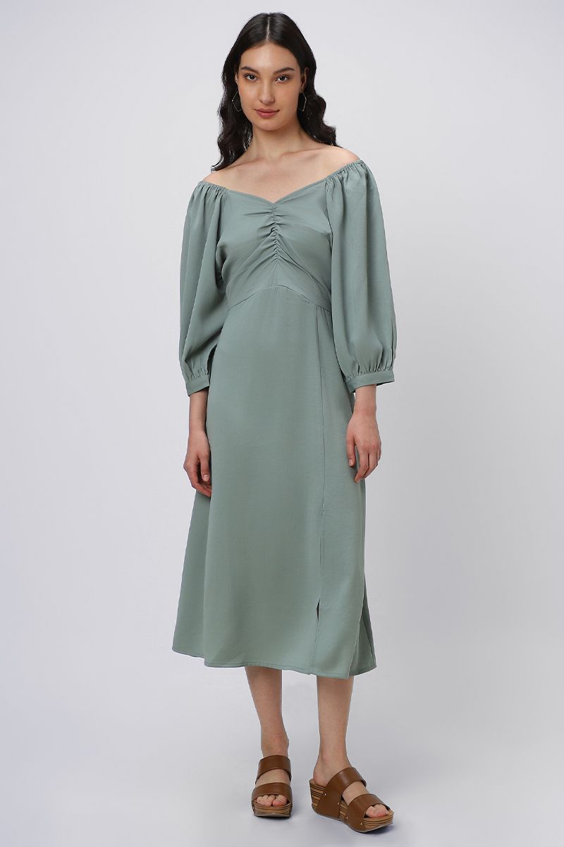 فستان نسائي بأكتاف مكشوفة