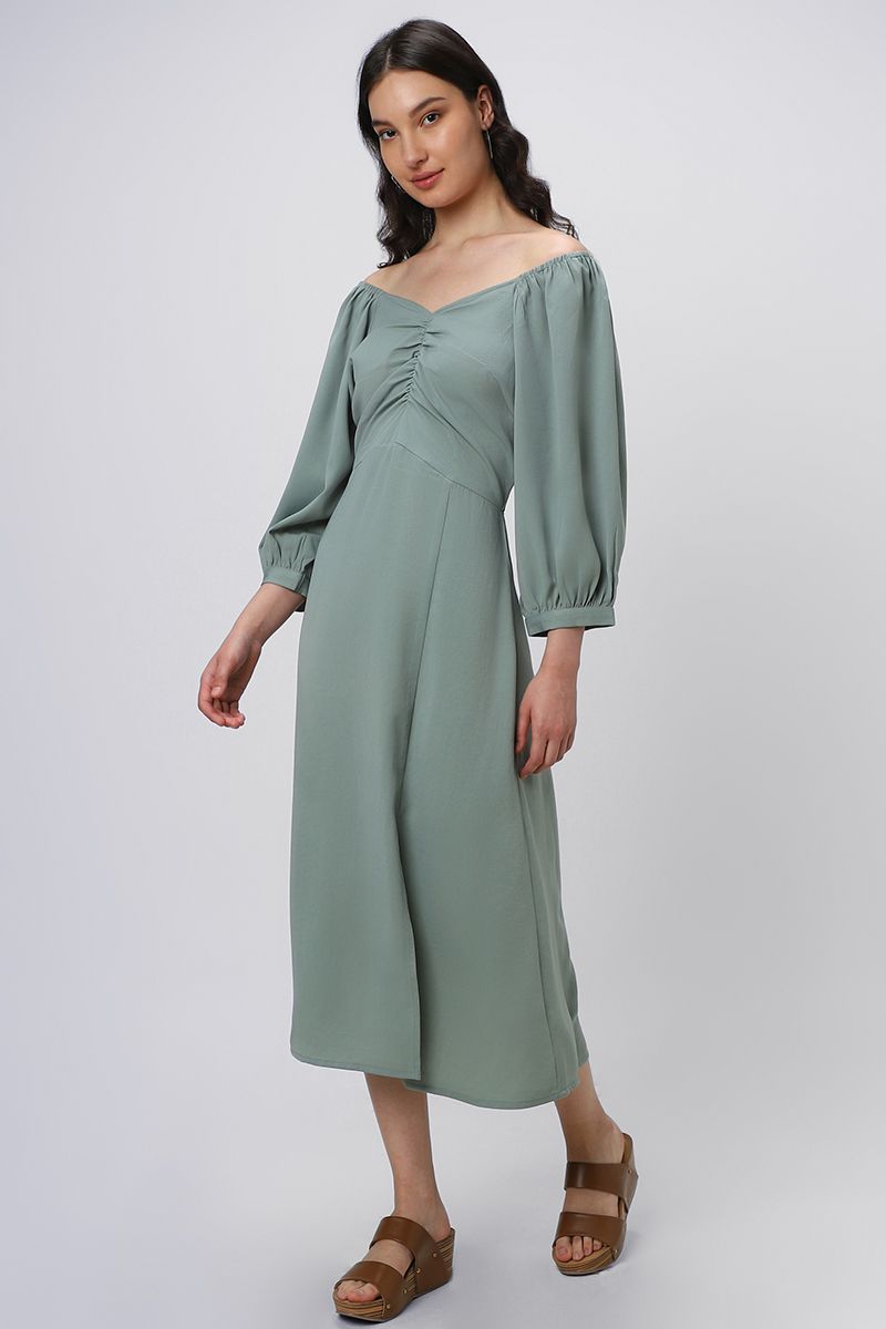 فستان نسائي بأكتاف مكشوفة