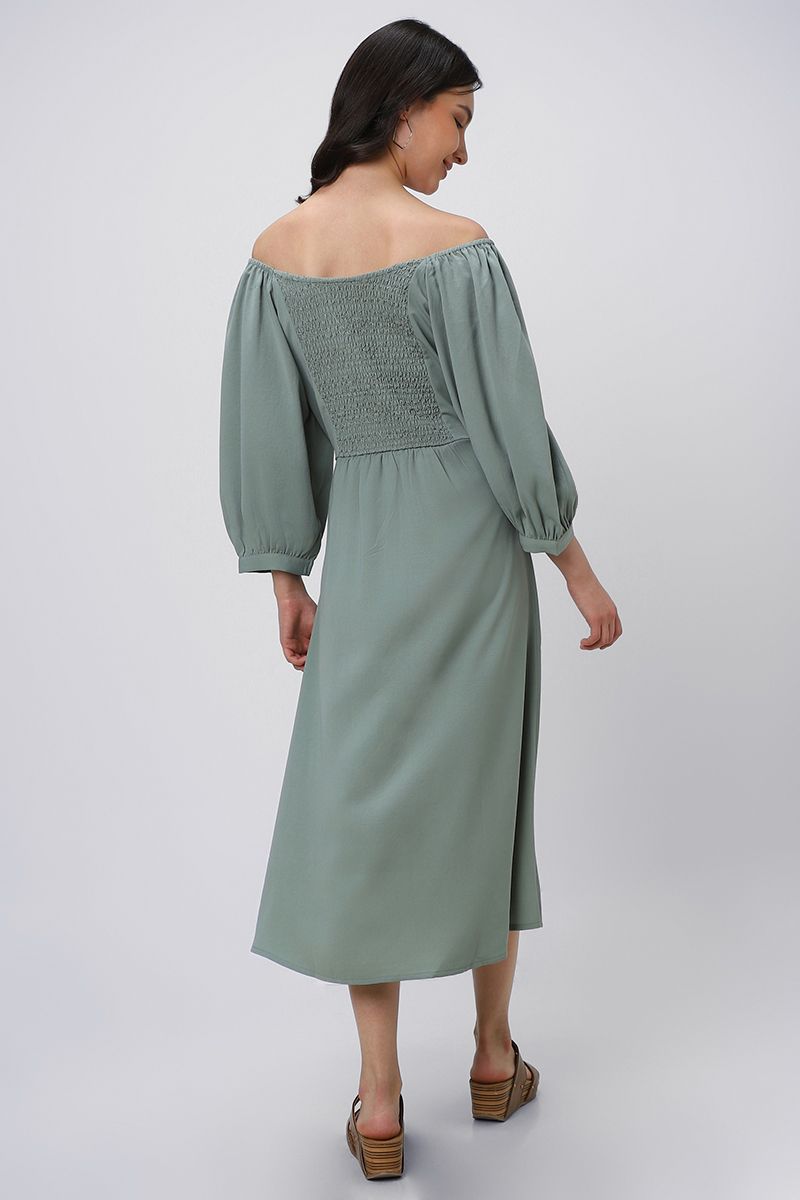 فستان نسائي بأكتاف مكشوفة