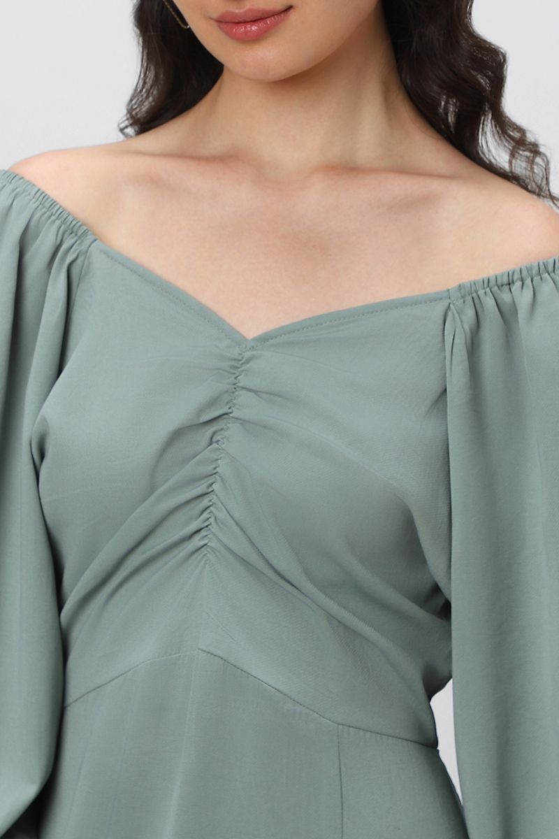 فستان نسائي بأكتاف مكشوفة