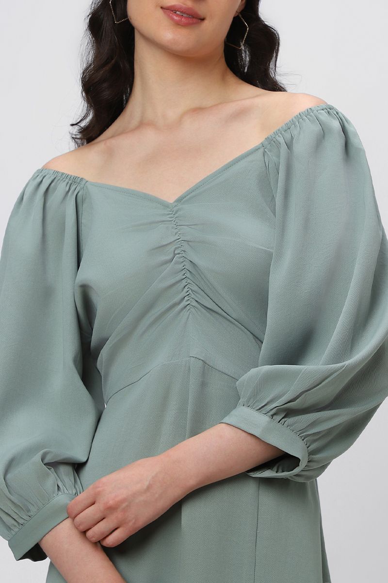 فستان نسائي بأكتاف مكشوفة