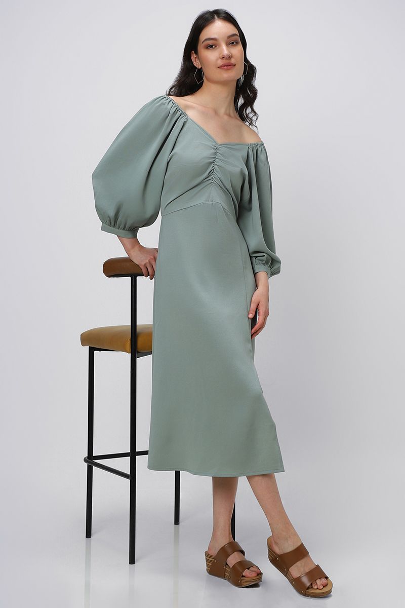 فستان نسائي بأكتاف مكشوفة