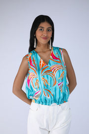 بلوزة نسائية بطبعات ملونة