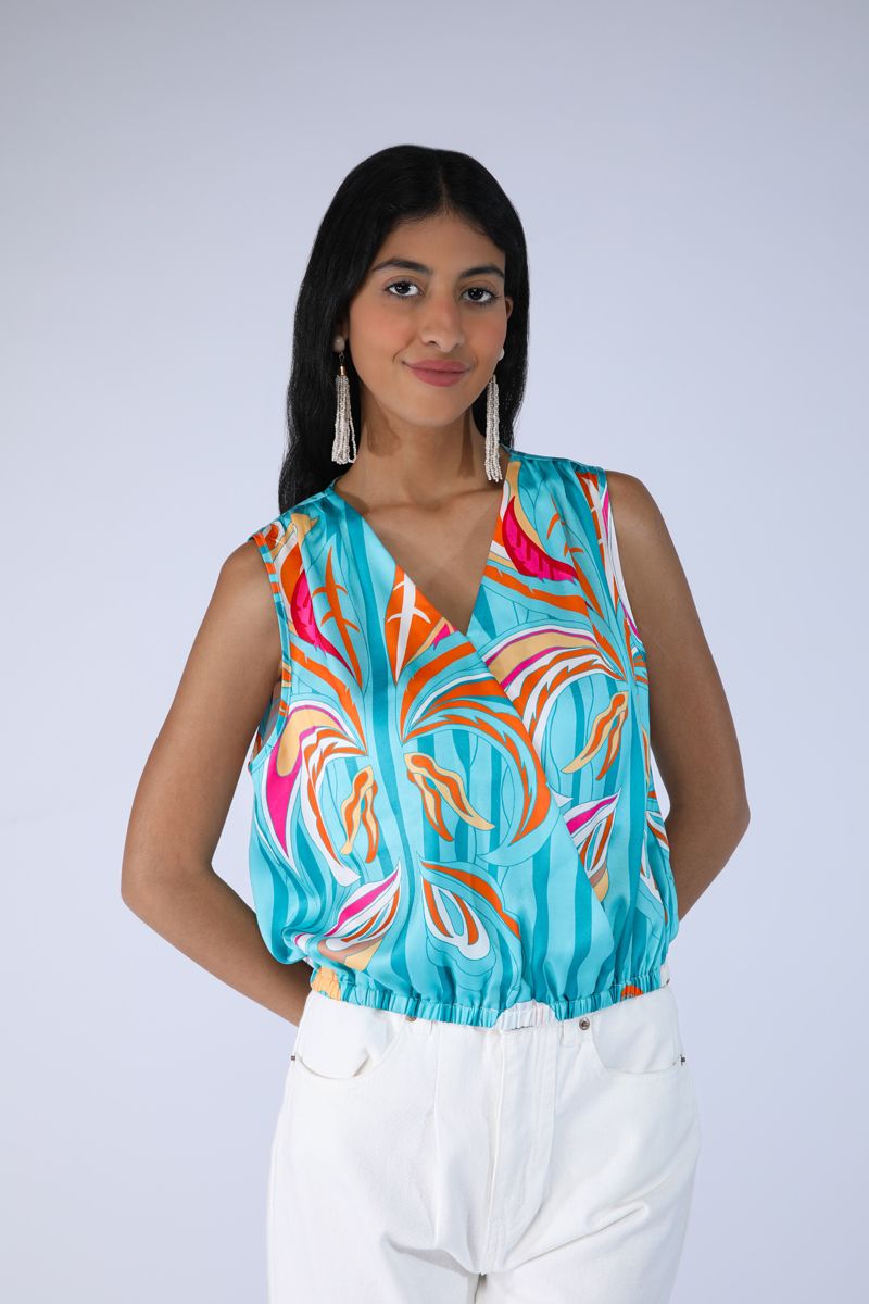 بلوزة نسائية بطبعات ملونة