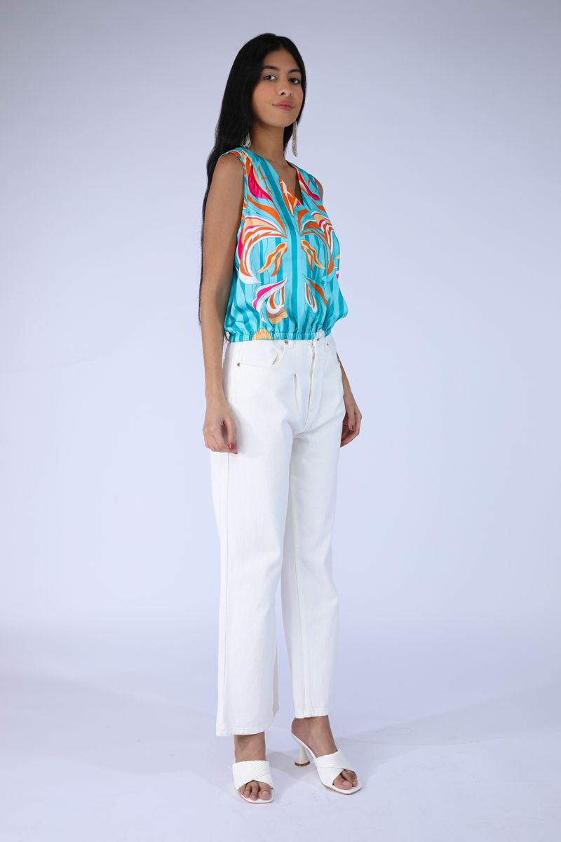 بلوزة نسائية بطبعات ملونة