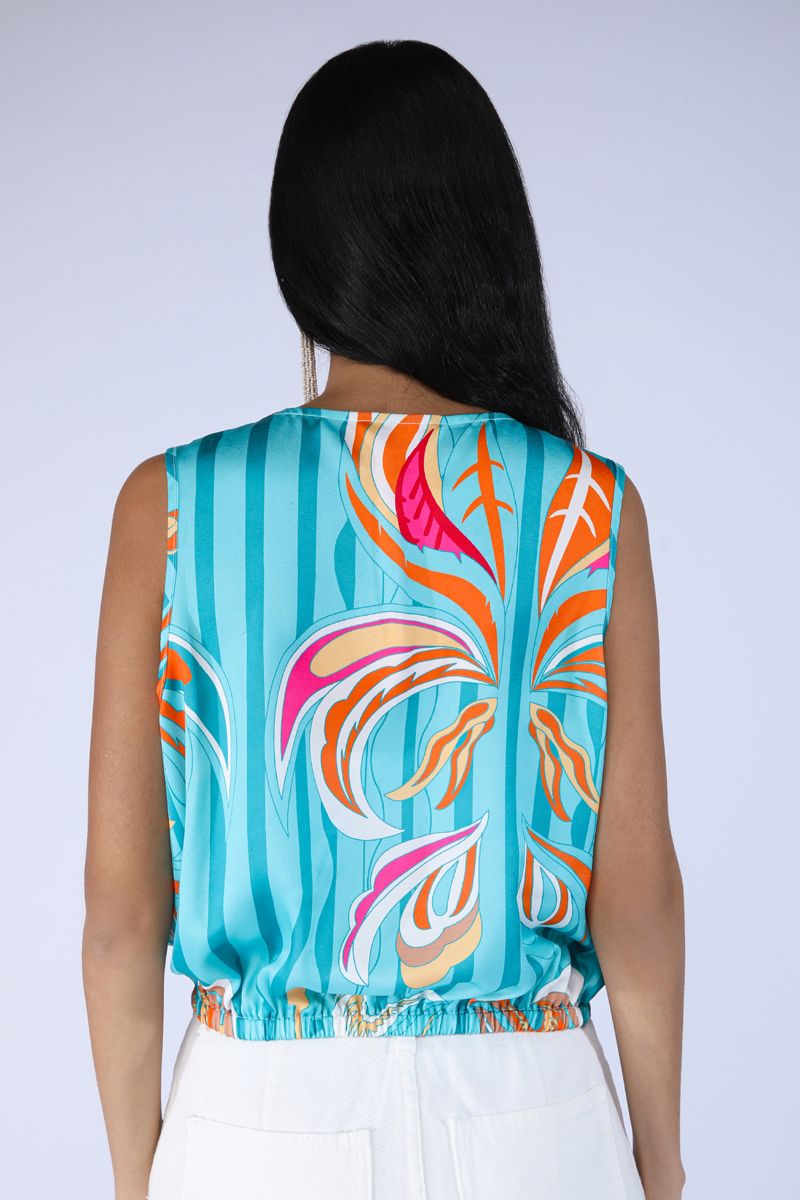 بلوزة نسائية بطبعات ملونة