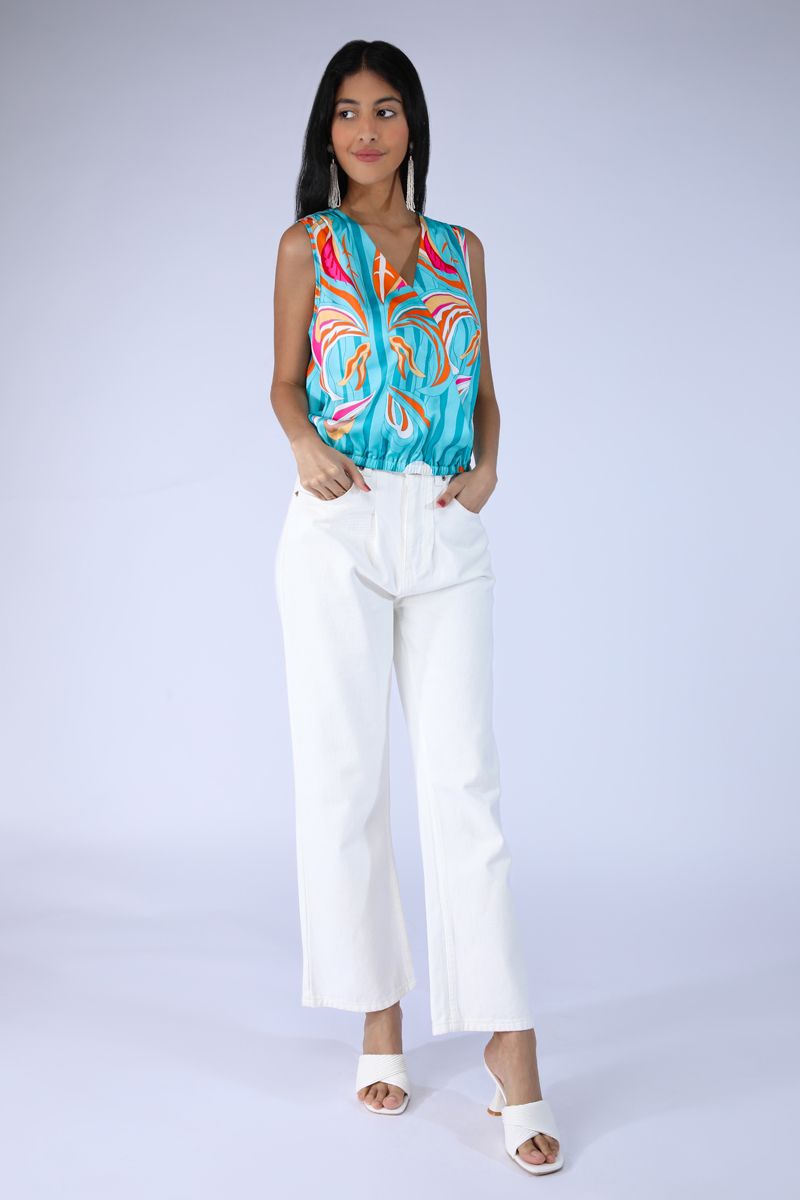 بلوزة نسائية بطبعات ملونة