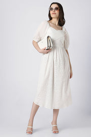 فستان نسائي بفتحات مخرمة