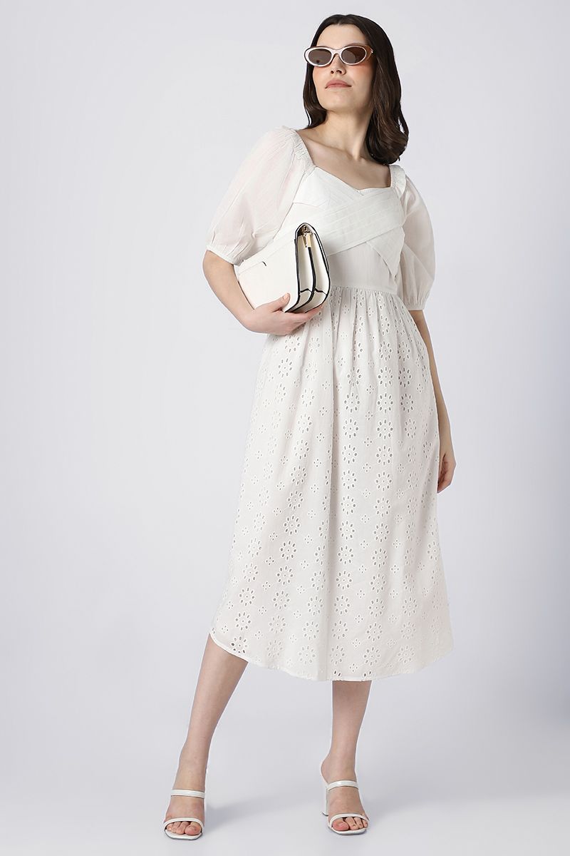 فستان نسائي بفتحات مخرمة