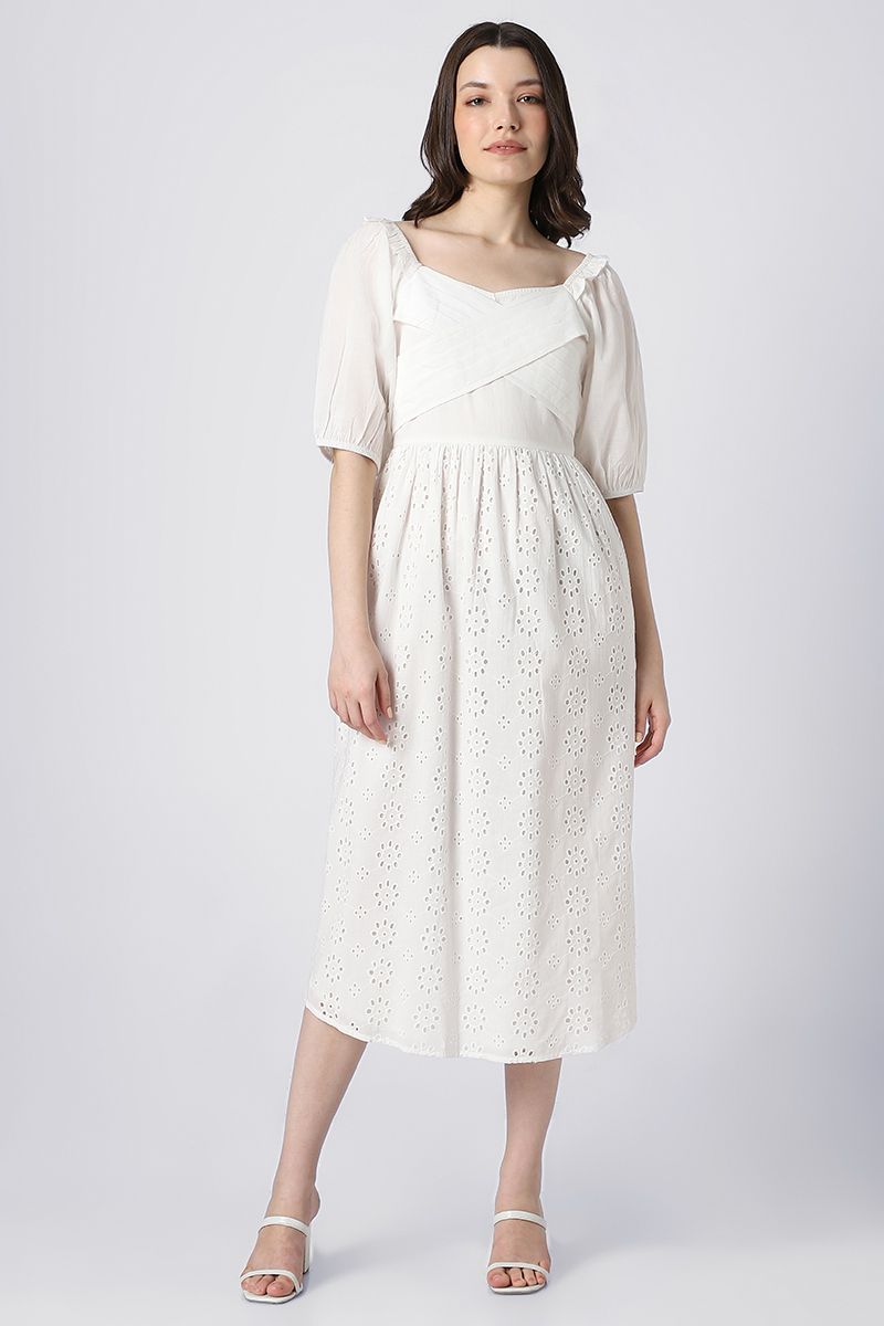 فستان نسائي بفتحات مخرمة