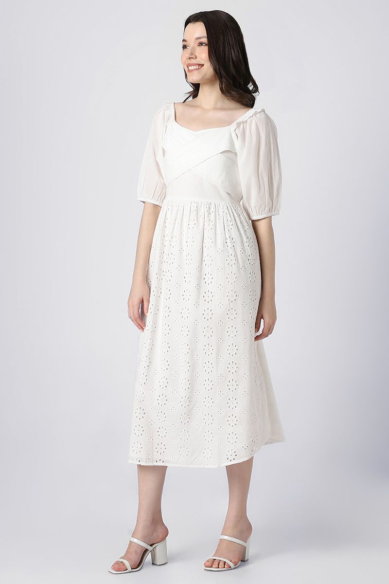 فستان نسائي بفتحات مخرمة