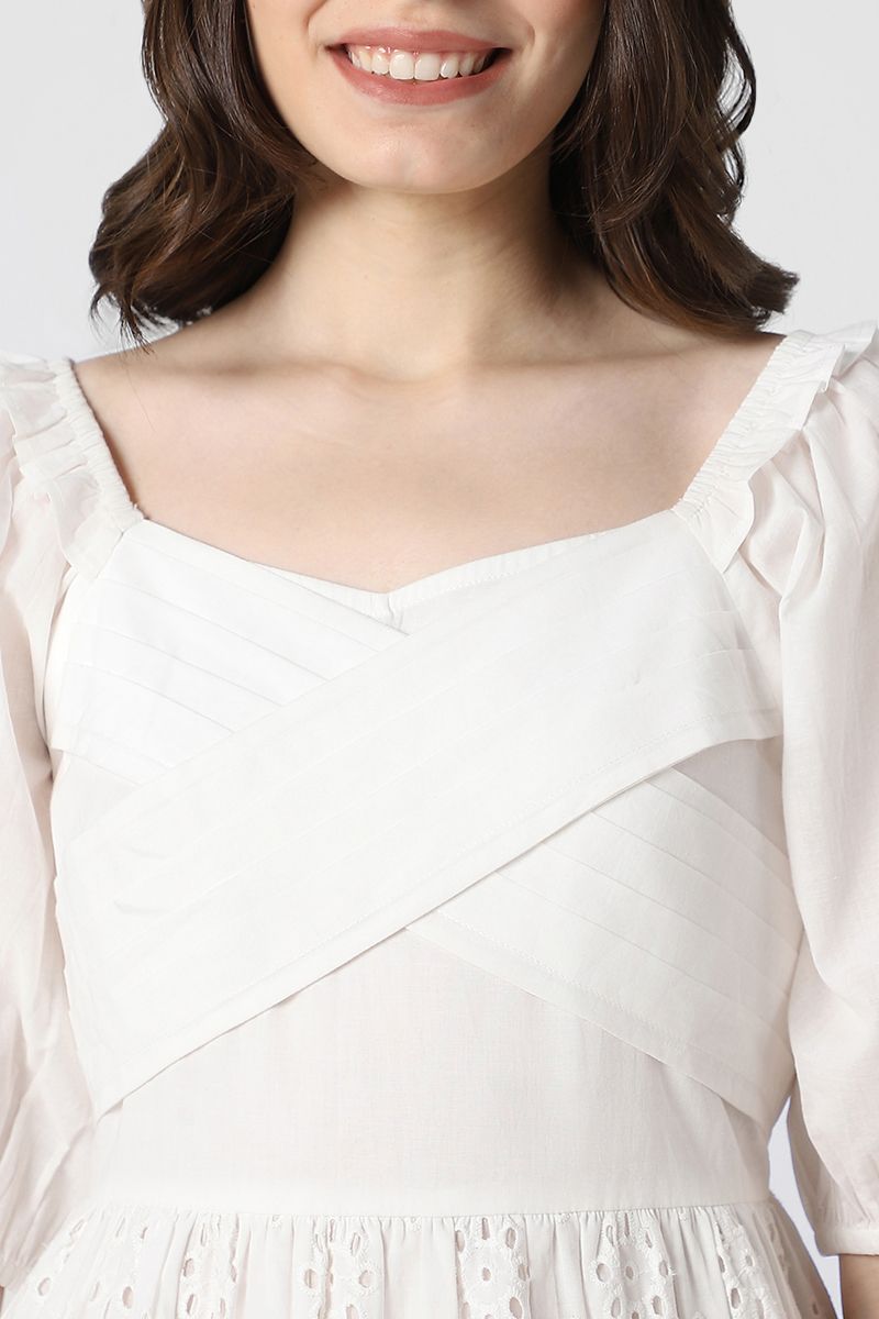 فستان نسائي بفتحات مخرمة