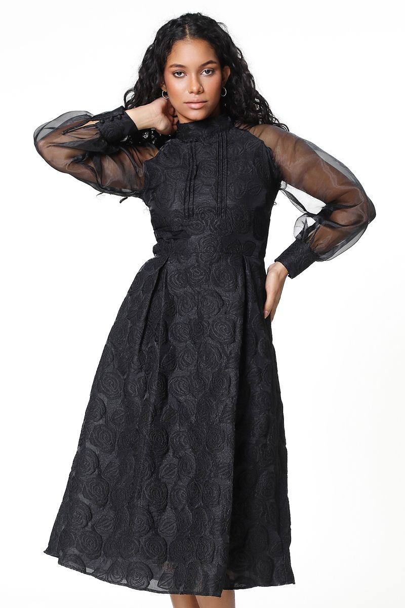 فستان بأكمام شيفون