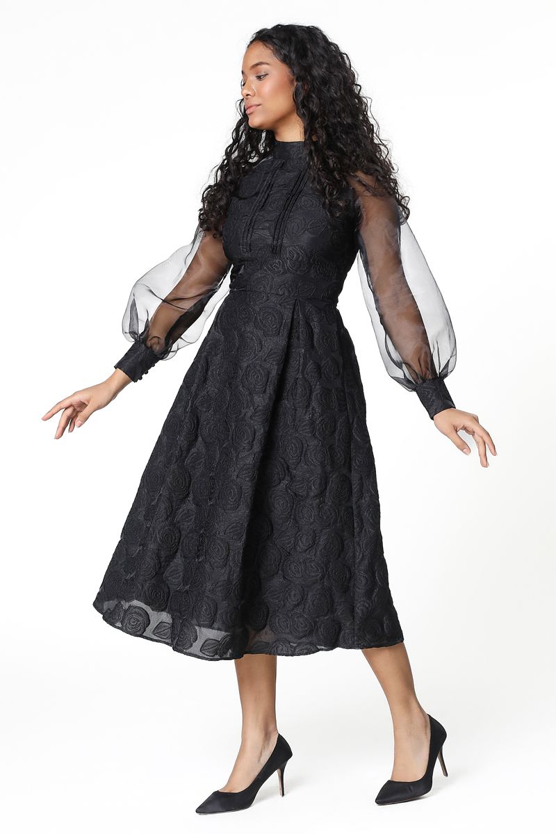 فستان بأكمام شيفون