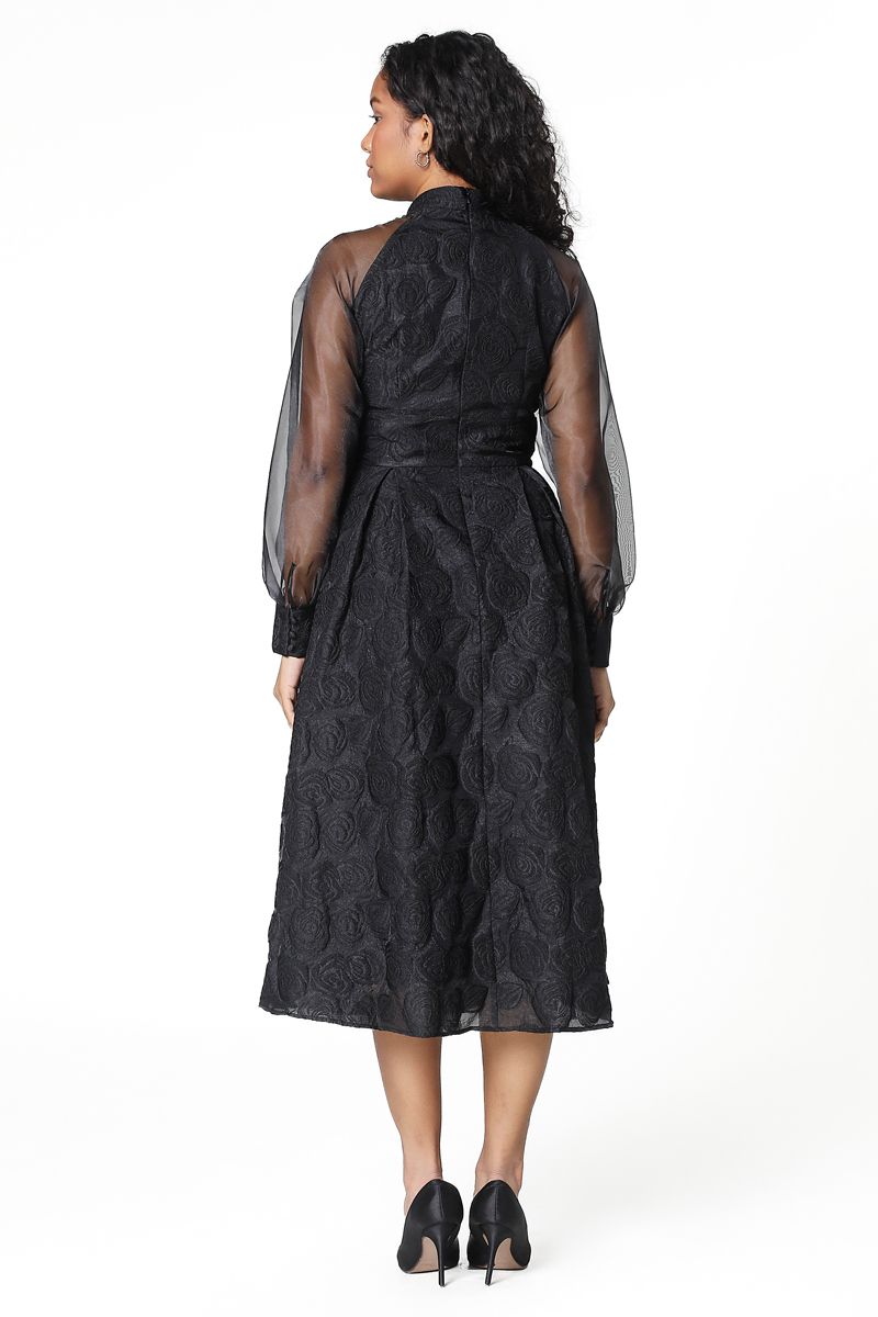 فستان بأكمام شيفون