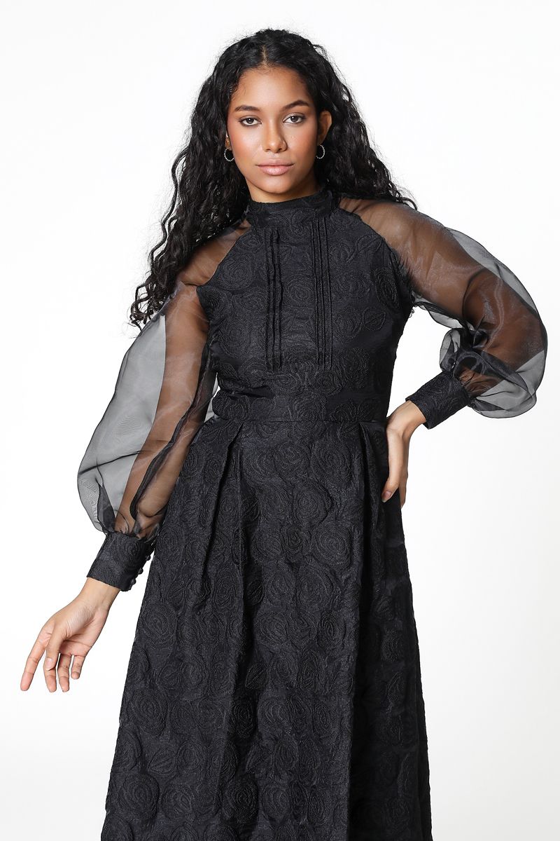 فستان بأكمام شيفون